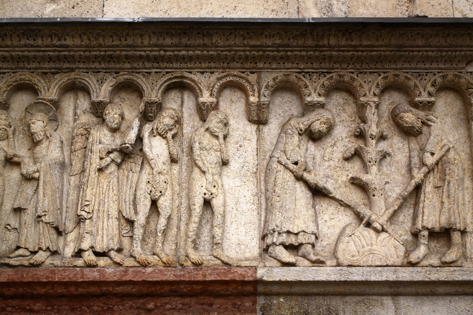 Modena, Cathedral: Bas relief at the main gate